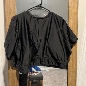Black cropped rashguard